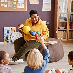 Treneri i djeca u sali